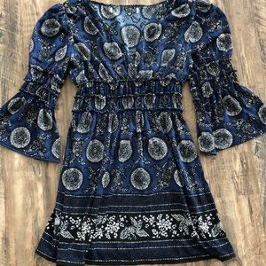 Bell sleeve pretty blue/black top